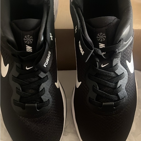 Men’s Nike Revolution 6 Flyease Sneakers Size 7 main image 4